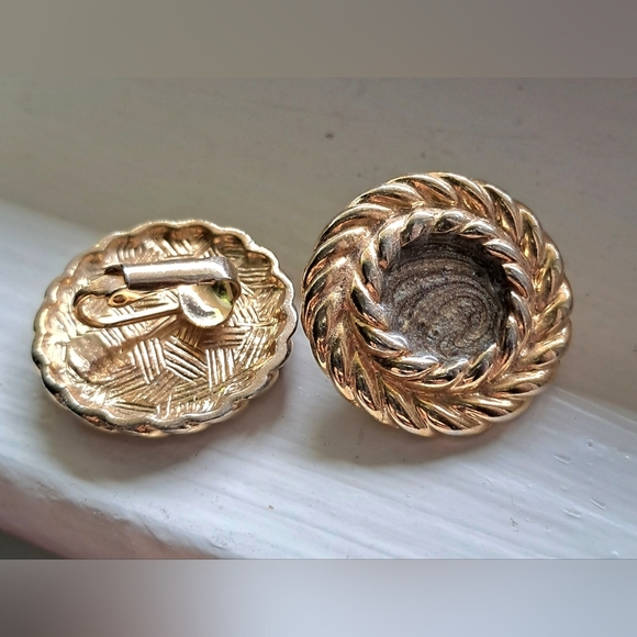 Elegant Gold-Tone Twisted Rope Vintage Cilp-on Earrings - Picture 4 of 5